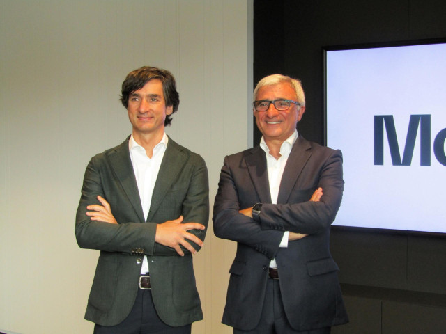 Archivo - El consejero delegado de Molins, Marcos Cela, junto a su predecesor Julio Rodríguez