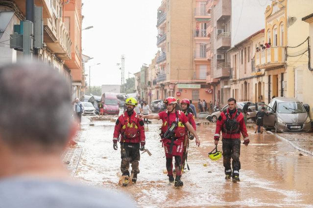 Agentes del equipo de bomberos trabajan en el barrio de la Torre, a 30 de octubre de 2024, en Valencia, Comunidad Valenciana (España). La Comunitat Valenciana ha registrado la gota fría 