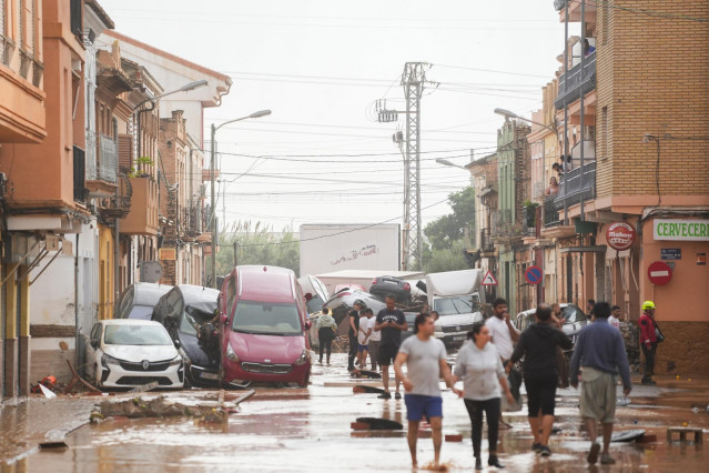 Varias personas observan los estragos ocasionados por la DANA en el barrio de la Torre, a 30 de octubre de 2024, en Valencia, Comunidad Valenciana (España).