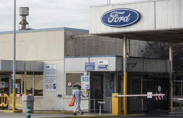 Archivo - Un trabajador accede a la entrada de la factoría de Ford España, en Almussafes en el polígono industrial Rey Juan Carlos I, a 21 de octubre de 2022, en Almusafes, Valencia, Comunidad Valenciana (España).