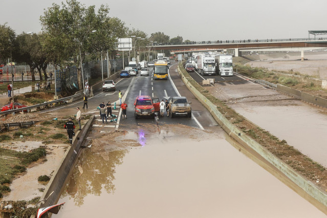 Vehículos en la V-30 tras el paso de la DANA y la subida del cauce del río Turia, a 30 de octubre de 2024, en Valencia, Comunidad Valenciana (España). La Comunitat Valenciana ha registrado la gota fría 