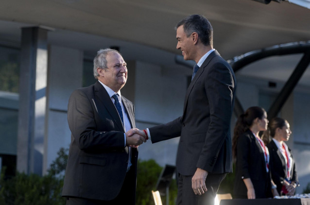 El ministro de Industria y Turismo, Jordi Hereu (i), y el presidente del Gobierno, Pedro Sánchez (d), durante la inauguración de la jornada 'Transformando las Pymes con el Plan de Recuperación’.
