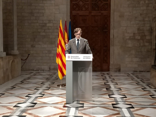 El presidente de la Generalitat, Salvador Illa, lee una declaración institucional en el Parlament de la Generalitat por los efectos de la DANA.