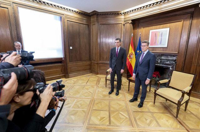 Archivo - El presidente del Gobierno, Pedro Sánchez (i), y el líder del PP, Alberto Núñez Feijóo (d), posan para los medios de comunicación, durante una reunión, en el Congreso de los Diputados, a 22 de diciembre de 2023, en Madrid (España).