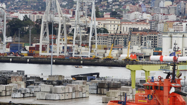 Archivo - Contenedores de exportación en el Puerto de Vigo