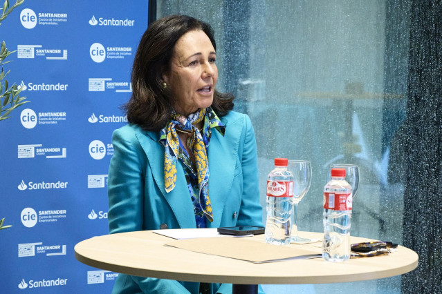 Archivo - La alcaldesa, Gema Igual, y la presidenta de Banco Santander, Ana Botín, durante la inauguración del nuevo Centro de Iniciativas Empresariales (CIE), a 4 de septiembre de 2024, en Santander, Cantabria (España).