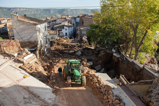 Un tractor trabaja en una zona afectada por la DANA, a 31 de octubre de 2024, en Letur, Albacete, Castilla-La Mancha (España).