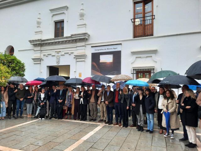 Minuto de silencio en las puertas de la Asamblea de Extremadura en solidaridad con los afectados por la DANA en Comunidad Valenciana, Castilla-La Mancha y Andalucía