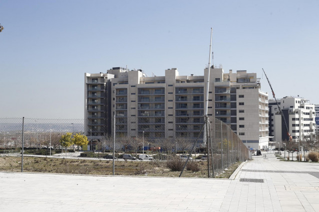 Archivo - Viviendas en construcción.