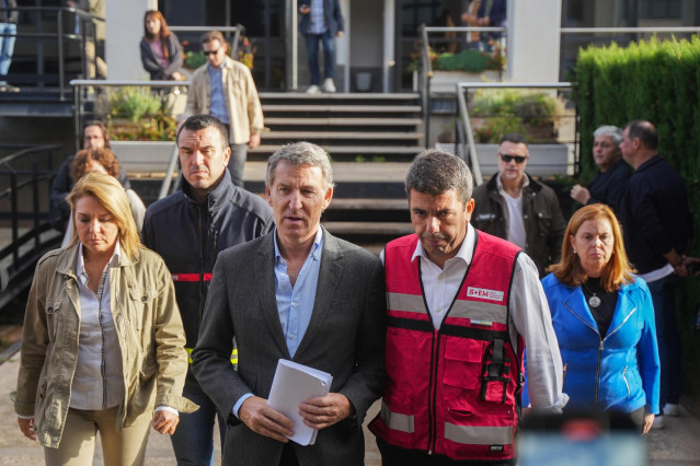 El presidente del Partido Popular, Alberto Núñez Feijóo (i) y el presidente de la Generalitat Valenciana, Carlos Mazón (d), visitan el Centro de Coordinación de Emergencias de la Comunitat Valenciana, junto al , a 31 de octubre de 2024, en L'Eliana, Valen