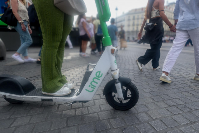 Archivo - Una persona circula en patinete eléctrico