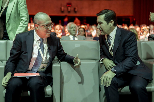 Archivo - El CEO de BBVA, Onur Genç (i), y el presidente de BBVA, Carlos Torres (d), conversan durante la III edición del BBVA Sustainability Forum, en la Ciudad BBVA, a 29 de febrero de 2024, en Madrid (España).