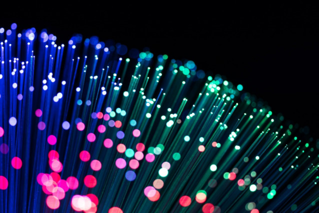Archivo - Imagen en detalle de un cable de fibra óptica