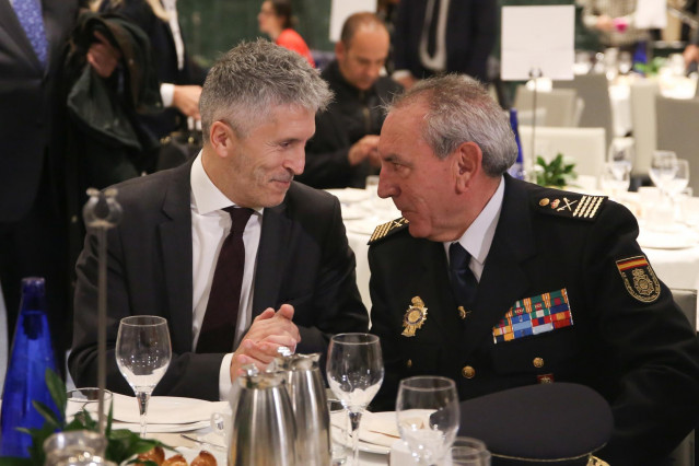 Archivo - El ministro de Interior, Fernado Grande-Marlaska, habla con el DAO de la Policía Nacional, José Ángel González