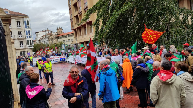 Archivo - Miembros del MPEH, concentrados frente al Parlamento con motivo del registro de su ILP