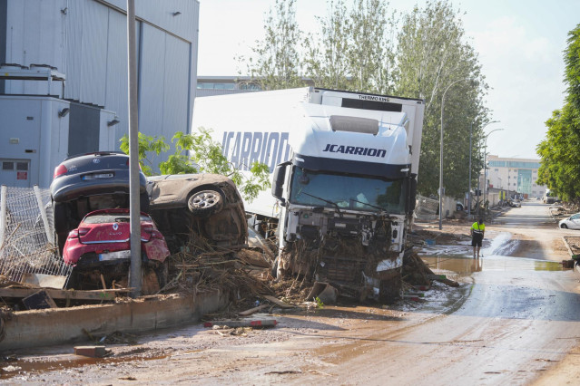 Vehículos destrozados polígono Ribarroja tras el paso de la DANA, a 31 de octubre de 2024, en Valencia, Comunidad Valenciana (España).