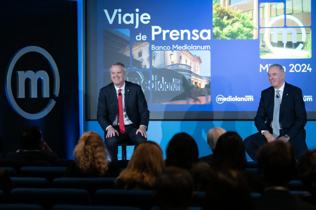 El consejero delegado de Banca Mediolanum, Doris Massimo, y el consejero delegado de Banco Mediolanum (filial española), Luca Bosisio, en la sede de la entidad en Basiglio, Milán, Italia, el 29 de octubre de 2024.