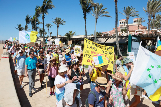 Decenas de personas durante una manifestación contra el modelo turístico y de desarrollo de Canarias