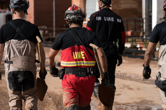 Un agente de la UME, a 30 de octubre de 2024, en Utiel, Valencia, Comunidad Valenciana (España). La Comunitat Valenciana ha registrado la gota fría 