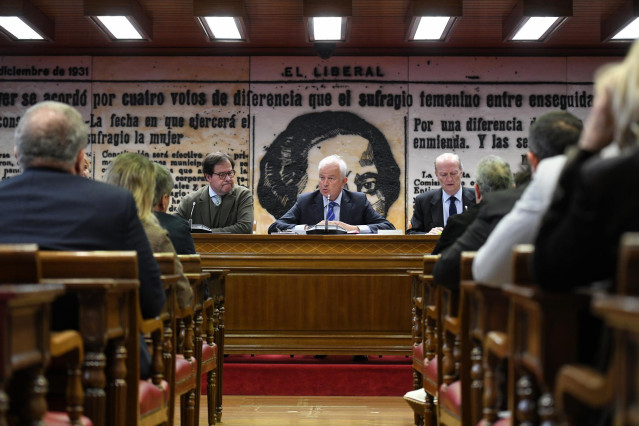 Archivo - El senador del PP Salvador de Foronda (i), y el diputado del PP Eloy Suárez (c) durante la constitución y designación de la mesa de la Comisión de Investigación por el ‘caso Koldo’, en el Senado, a 1 de abril de 2024, en Madrid (España).
