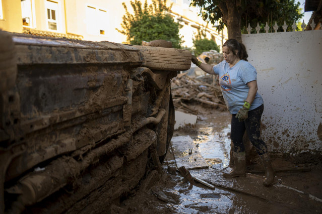 Una persona llena de barro, a 2 de noviembre de 2024, en Alfafar, Valencia, Comunidad Valenciana (España).