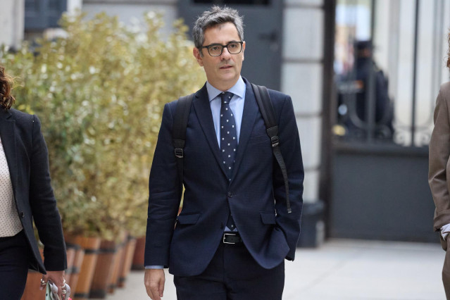 El ministro de la Presidencia, Relaciones con las Cortes y Justicia, Félix Bolaños, llega a una sesión de control al Gobierno, en el Congreso de los Diputados, a 9 de octubre de 2024, en Madrid (España).