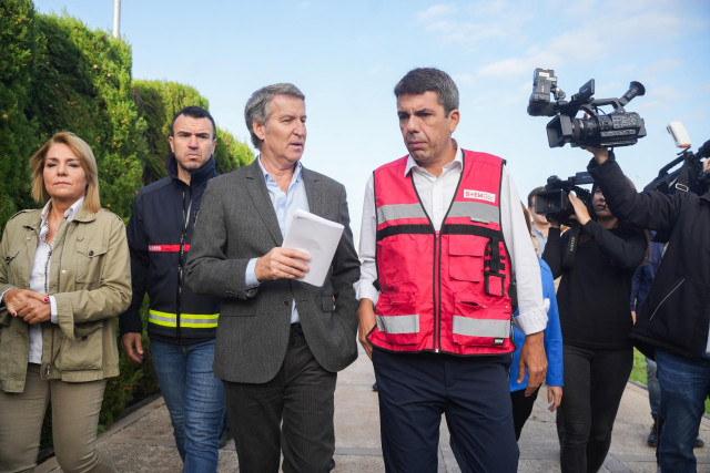 El presidente del Partido Popular, Alberto Núñez Feijóo (i) y el presidente de la Generalitat Valenciana, Carlos Mazón (d), visitan el Centro de Coordinación de Emergencias de la Comunitat Valenciana, junto al , a 31 de octubre de 2024, en L'Eliana