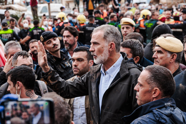 El Rey Felipe VI durante su visita a una zona afectada por la DANA, en Paiporta