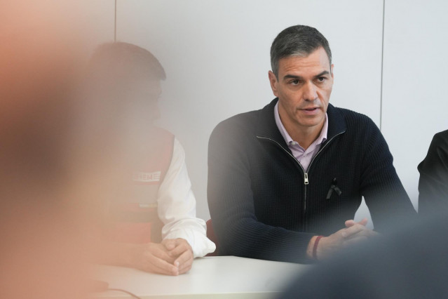El presidente del Gobierno, Pedro Sánchez, durante una reunión en el Centro de Coordinación Operativo Integrado (CECOPI) de la Comunitat Valenciana, a 31 de octubre de 2024, en L'Eliana, Valencia, Comunidad Valenciana (España).