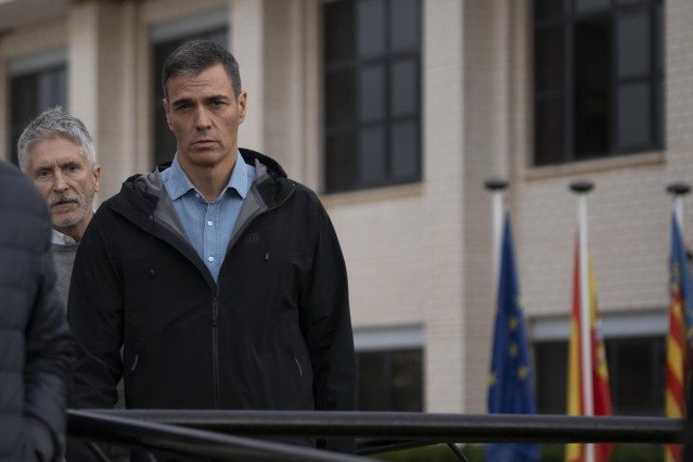 El presidente del Gobierno, Pedro Sánchez (d), y el ministro del Interior, Fernando Grande-Marlaska (i), durante su visita al centro del 112, a 3 de noviembre de 2024, en Valencia, Comunidad Valenciana (España). Los Reyes han visitado, junto al presidente
