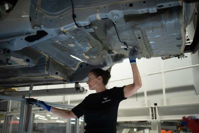 Archivo - Una empleada trabaja en la cadena producción del nuevo modelo de Cupra Fomentor y Cupra León durante una visita guiada a la fábrica de Seat en Martorell, a 27 de junio de 2024, en Martorell, Barcelona, Catalunya (España). El motivo de la visita