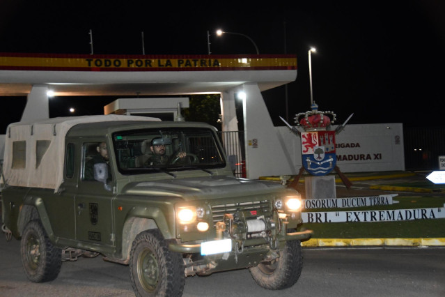 Un vehículo militar sale de la Base General Menacho de Badajoz con destino a Valencia.