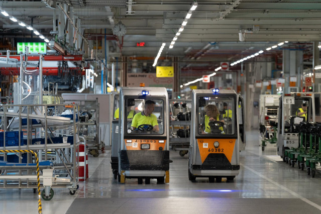 Archivo - Empleados conducen carretillas elevadoras en la fábrica de Seat en Martorell, a 27 de junio de 2024, en Martorell, Barcelona, Catalunya (España). El motivo de la visita es observar el inicio de producción del Cupra Formentor y el Cupra León. La