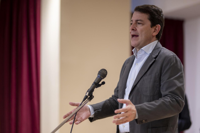 Archivo - El presidente de la Junta de Castilla y León, Alfonso Fernández Mañueco, interviene durante su visita al Centro Castellano Leónés de Barcelona, a 2 de mayo de 2024, en Barcelona, Catalunya (España). Mañueco ha viajado a Barcelona para apoyar al