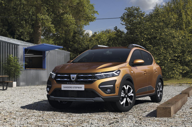 Archivo - El Dacia Sandero mantiene en octubre el título de más vendido, y Toyota es la marca más comercializada.