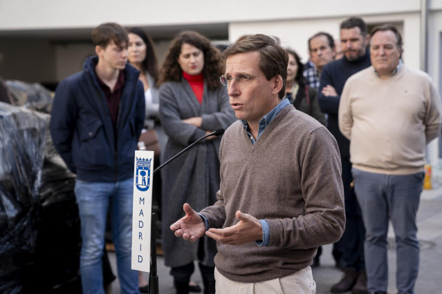 El alcalde de Madrid, José Luis Martínez-Almeida, interviene durante su visita al punto de recogida de ayuda a Valencia de Chamberí, a 3 de noviembre de 2024, en Madrid