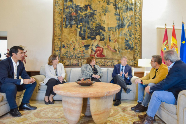Reunión entre los representantes de los agentes sociales de C-LM con el presidente regional, Emiliano García-Page.
