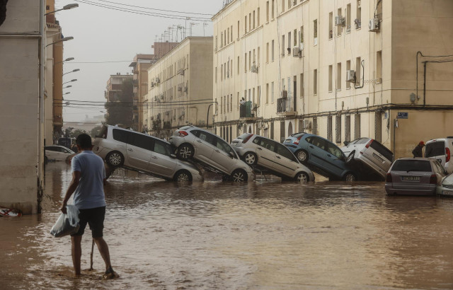 Vehículos destrozados tras el paso de la DANA por el barrio de La Torre de Valencia, a 30 de octubre de 2024, en Valencia, Comunidad Valenciana (España).