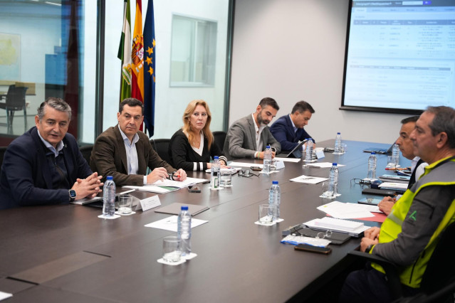 El presidente de la Junta de Andalucía, Juanma Moreno (2i), y el consejero de Presidencia e Interior, Antonio Sanz (1i), la consejera de Economía, Hacienda y Fondos Europeos y portavoz de la Junta de Andalucía, Carolina España (3d);  el consejero de Agric