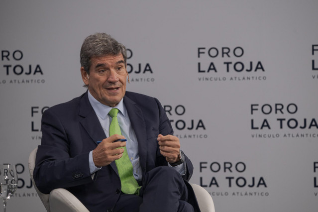 Archivo - El gobernador del Banco de España, José Luis Escrivá, durante la celebración de la primera mesa de debate de la segunda jornada del Foro La Toja, a 4 de octubre de 2024, en la Illa de Toxa, Pontevedra, Galicia (España).