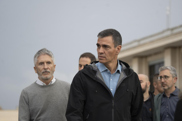 El presidente del Gobierno, Pedro Sánchez (d), y el ministro del Interior, Fernando Grande-Marlaska.