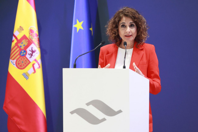 Archivo - La vicepresidenta primera del Gobierno y ministra de Hacienda, María Jesús Montero