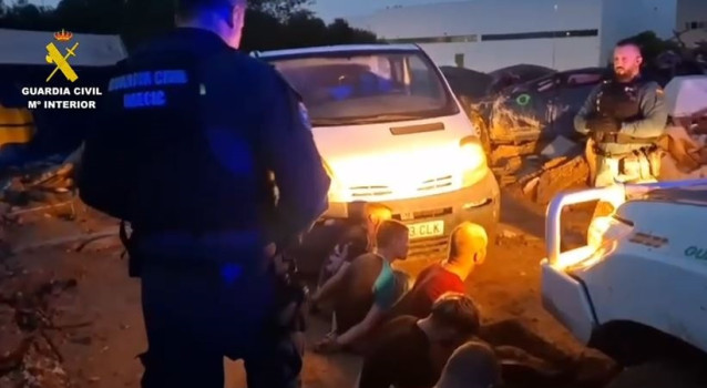 Cinco Detenidos Por Robar Un Contenedor Con 200 Llantas Que Había Arrastrado La Corriente En Riba-Roja