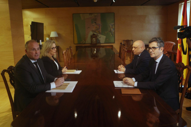 El ministro de la Presidencia, Justicia y Relaciones con las Cortes, Felix Bolaños (1d), y el portavoz del PP en el Congreso, Miguel Tellado (1i), durante una reunión, en el Congreso de los Diputados
