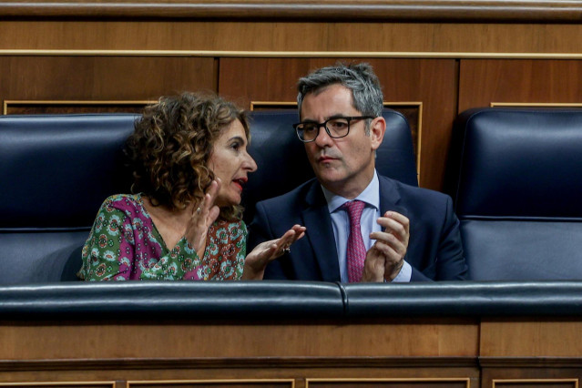 Archivo - La vicepresidenta primera y ministra de Hacienda, María Jesús Montero y el ministro de la Presidencia, Justicia y Relaciones con las Cortes, Félix Bolaños, en una sesión plenaria del Congreso