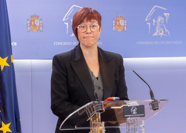 La portavoz de Compromís en el Congreso, Águeda Micó, durante una rueda de prensa anterior a la reunión de la Junta de Portavoces, en el Congreso de los Diputados, a 29 de octubre de 2024, en Madrid (España).