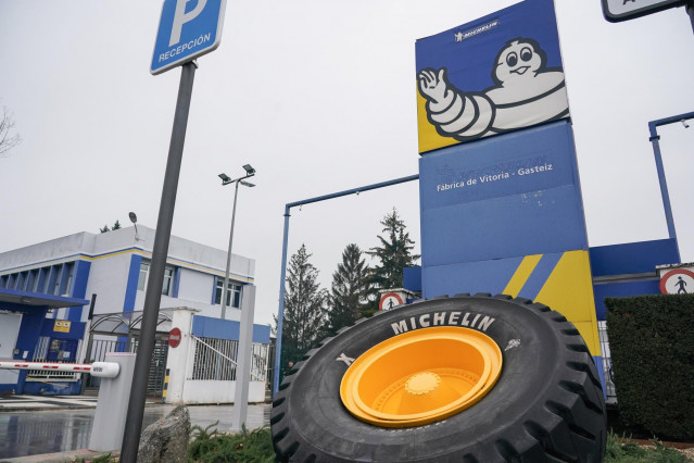 Archivo - Acceso a la fábrica Michelin en Vitoria, a 16 de enero de 2024, en Vitoria, Álava, País Vasco (España).
