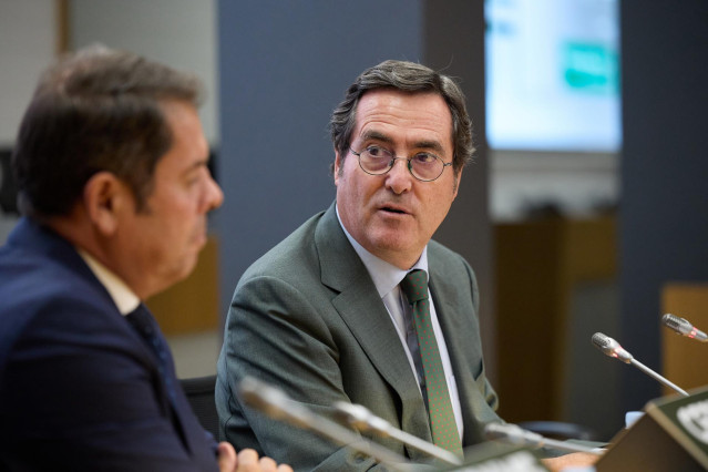 Archivo - El presidente de la CEOE, Antonio Garamendi (dcha), y el presidente de Cepyme, Gerardo Cuerva