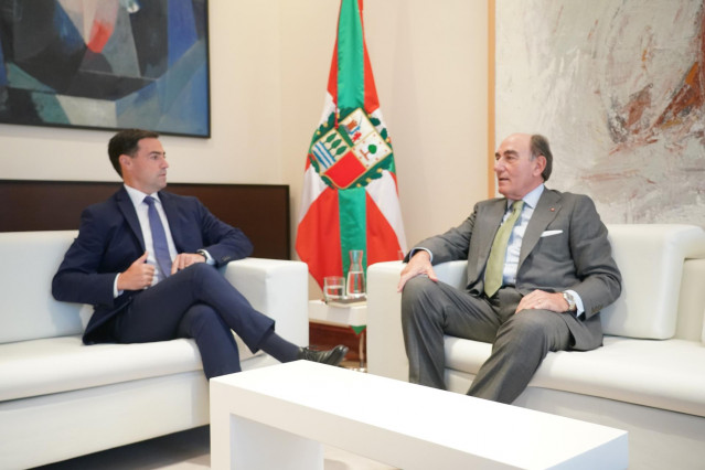 El Lehendakari, Imanol Pradales (i), y el presidente de Iberdrola, Ignacio Sánchez Galán (d), durante una reunión, en Lehendakaritza, a 5 de noviembre de 2024.