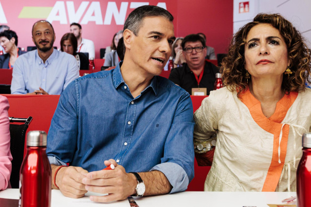 Archivo - El secretario general del PSOE y presidente del Gobierno, Pedro Sánchez, y la vicesecretaria general del PSOE, vicepresidenta primera del Gobierno y ministra de Hacienda, María Jesús Montero.